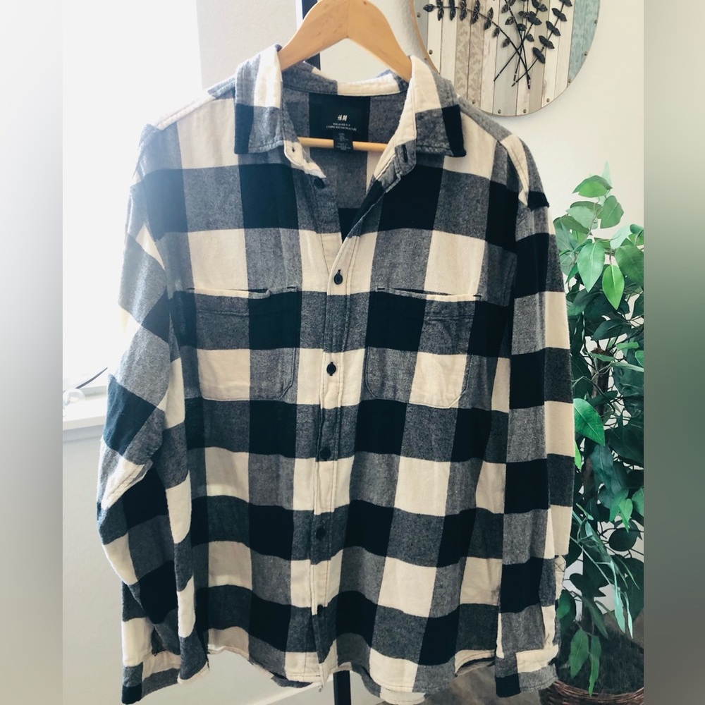 H & M Relaxed Fit Mens Black and White Flannel Shirt